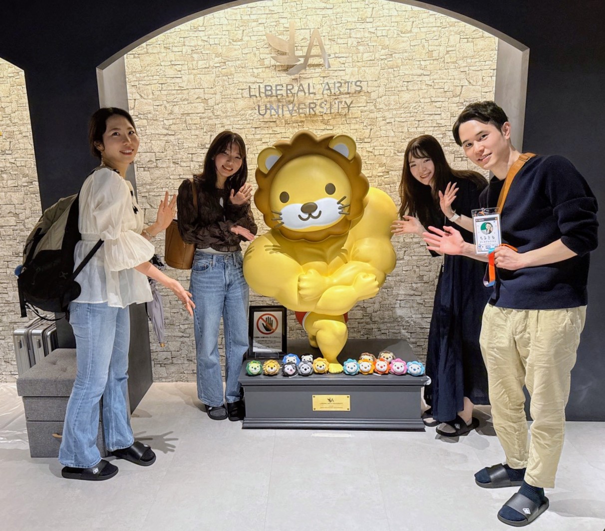 リベシティ四ツ橋オフィスの両学長像と