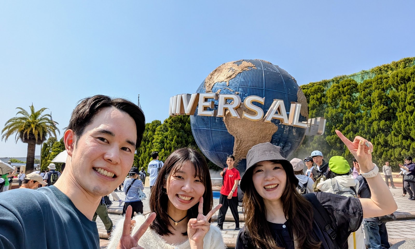 USJのUNIVERSALロゴ球の前で
